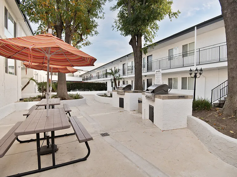 Sunset Ridge at La Crescenta — Photo 21