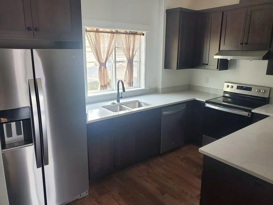 228 SW J St — Photo 2