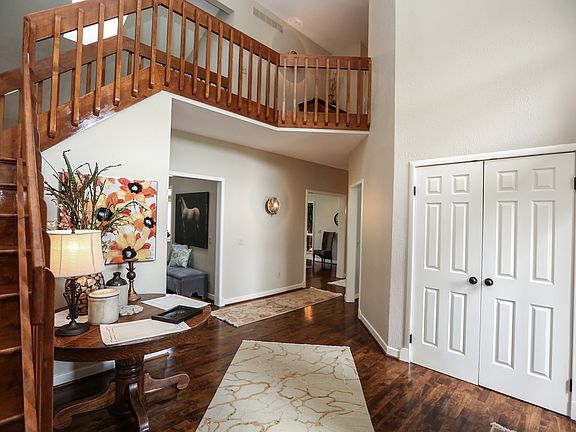 4th image of 15 Surrey Hill Ln