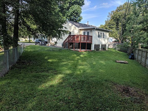 3rd image of 521 Willow Ln