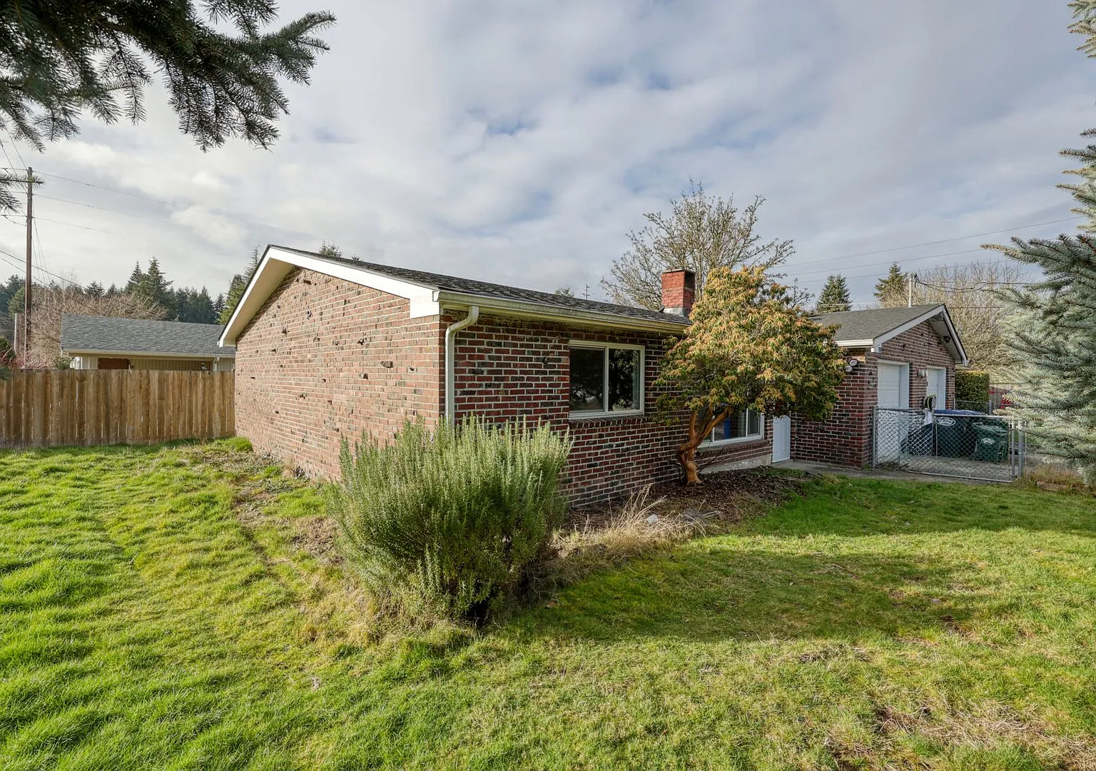 Desirable Tumwater Hill 1960's classic charmer with 2 beds, 1 bath, attached garage. New paint an... — Photo 4