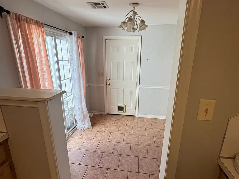 204 E 33rd Pl — Photo 4