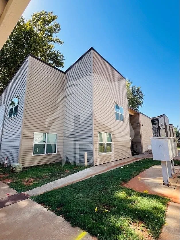 Building Photo - 415 N State Ave #8