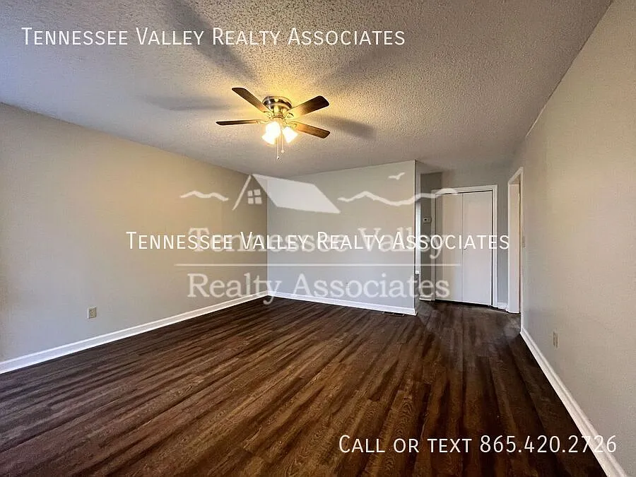 Move In Ready! 2 Bed/1 Bath Duplex In The Heart Of Lenoir City! — Photo 3