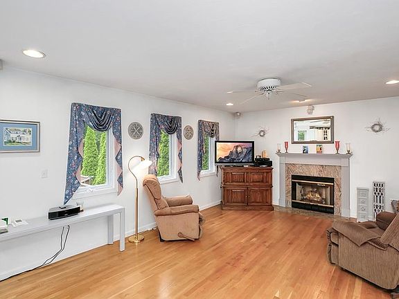 4th image of 31 Melendy Ave