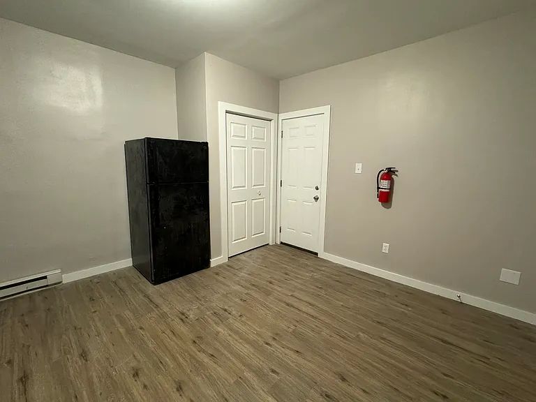 1817 Whitehall St #2R — Photo 5