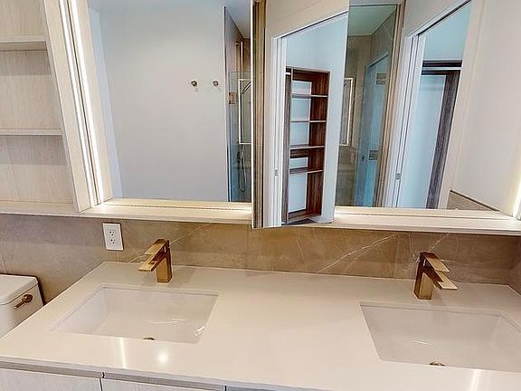 5th image of 210 N Halsted St #601