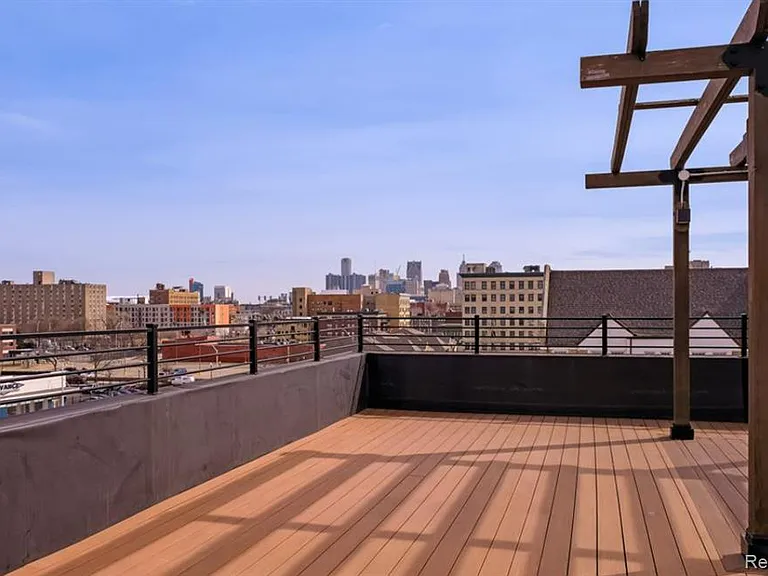 438 Selden St #404 — Photo 36