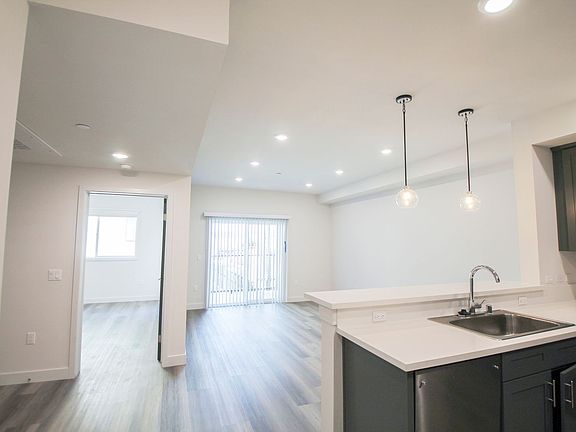 5th image of 13713 Oxnard St #203