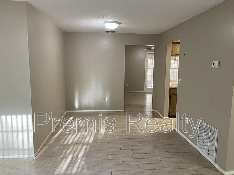 14875 Cromwell Dr — Photo 4