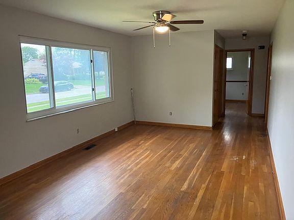 5th image of 2714 Queensway Dr