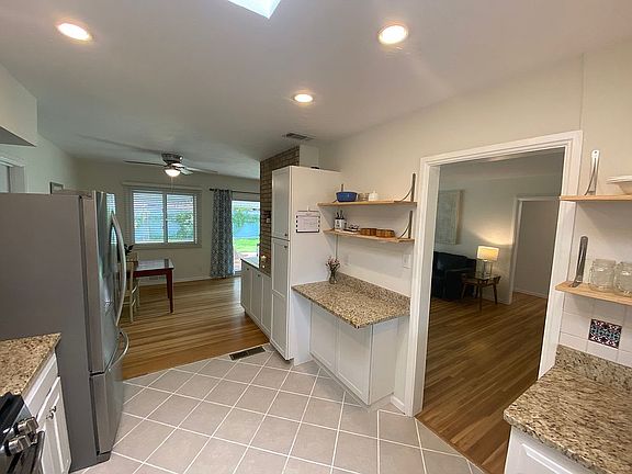 4th image of 2812 Palomas Dr NE