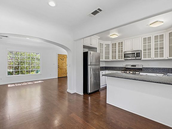 4th image of 585 W Calaveras St