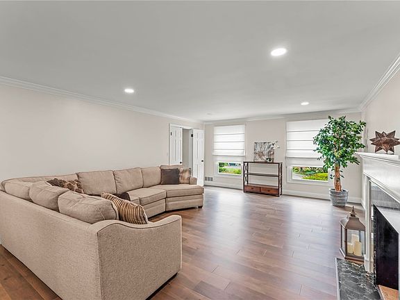 4th image of 107 Lexington Dr
