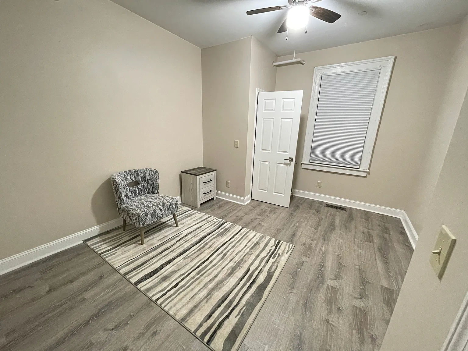 5 bed, 2000 sqft, $2,850 — Photo 2