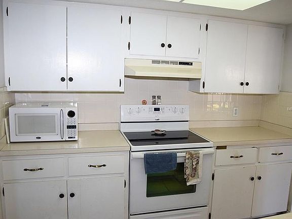 4th image of 3110 23rd Ave W
