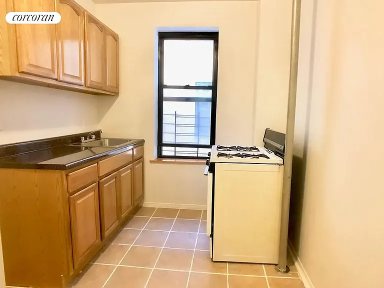 560 Isham St #3J — Photo 4