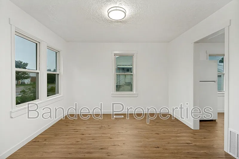 3 bed, 1.0 bath, 950 sqft, $1,895 — Photo 2