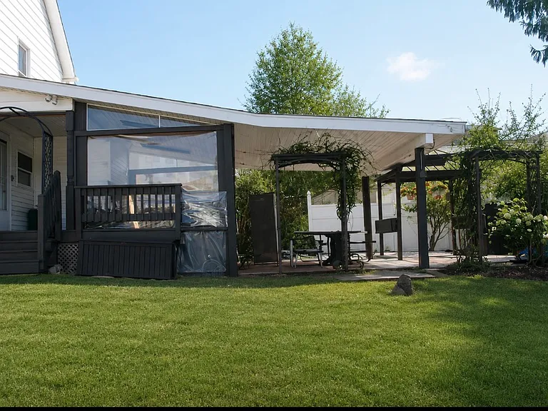 203 Maple St — Photo 3