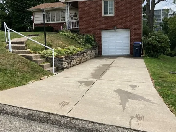 1111 Meadowlark Dr, Pittsburgh, PA 15243