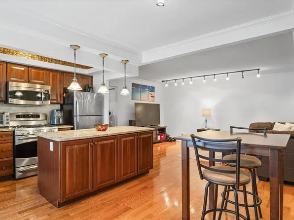 81 Edwards Street #T, Roslyn Heights, NY 11577