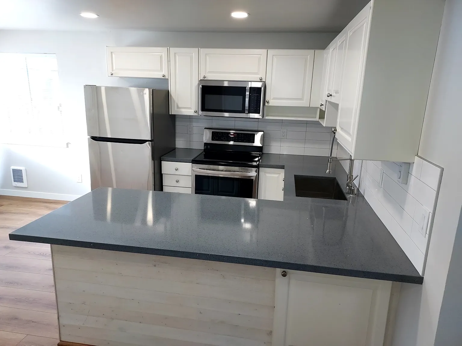 2 bed, 873 sqft, $2,100 — Photo 4