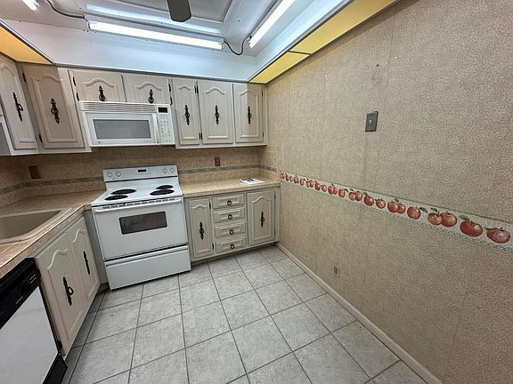 5th image of 350 E Laurel Drive #7F