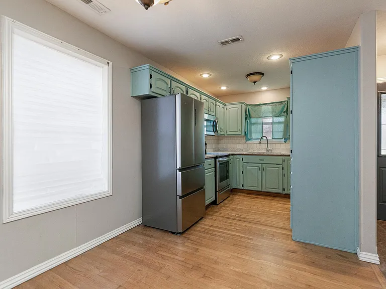 314 W Olive St — Photo 9