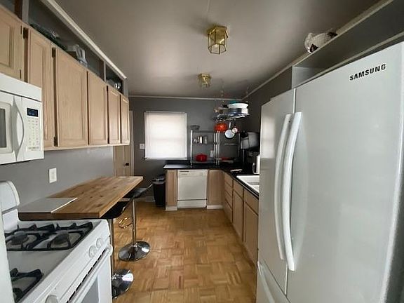 3rd image of 3736 Barnard Ave