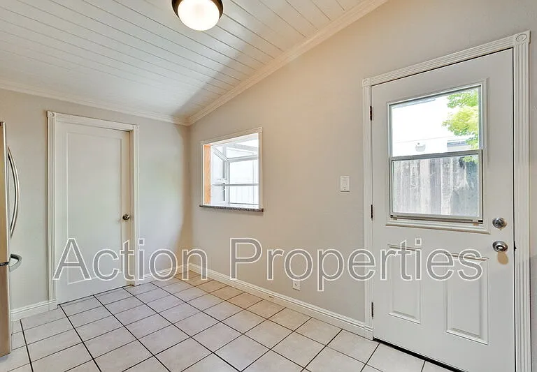 1125 Burgoyne St — Photo 11
