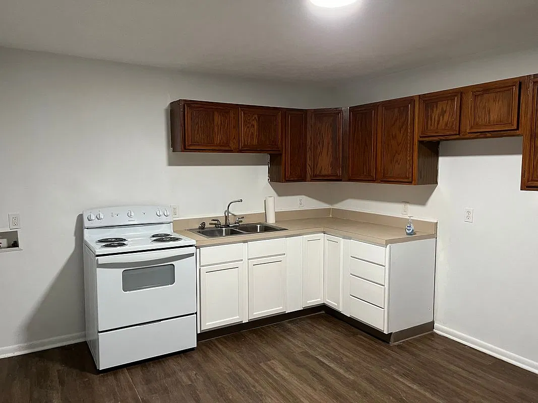 3 bed, 1.0 bath, 962 sqft, $1,100 — Photo 2
