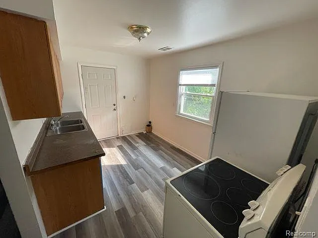 14325 Marshall Ave — Photo 5