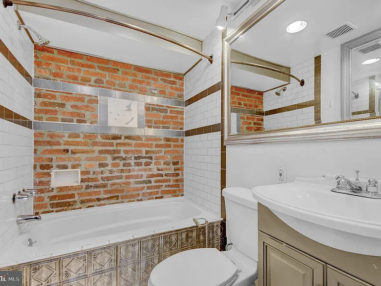 1118 Girard St NW #B — Photo 16