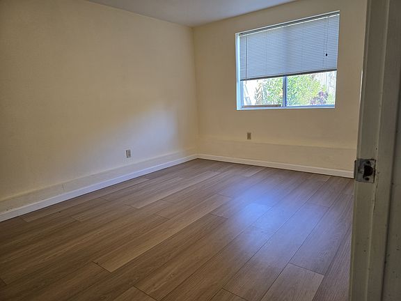 4th image of 33 Avenue