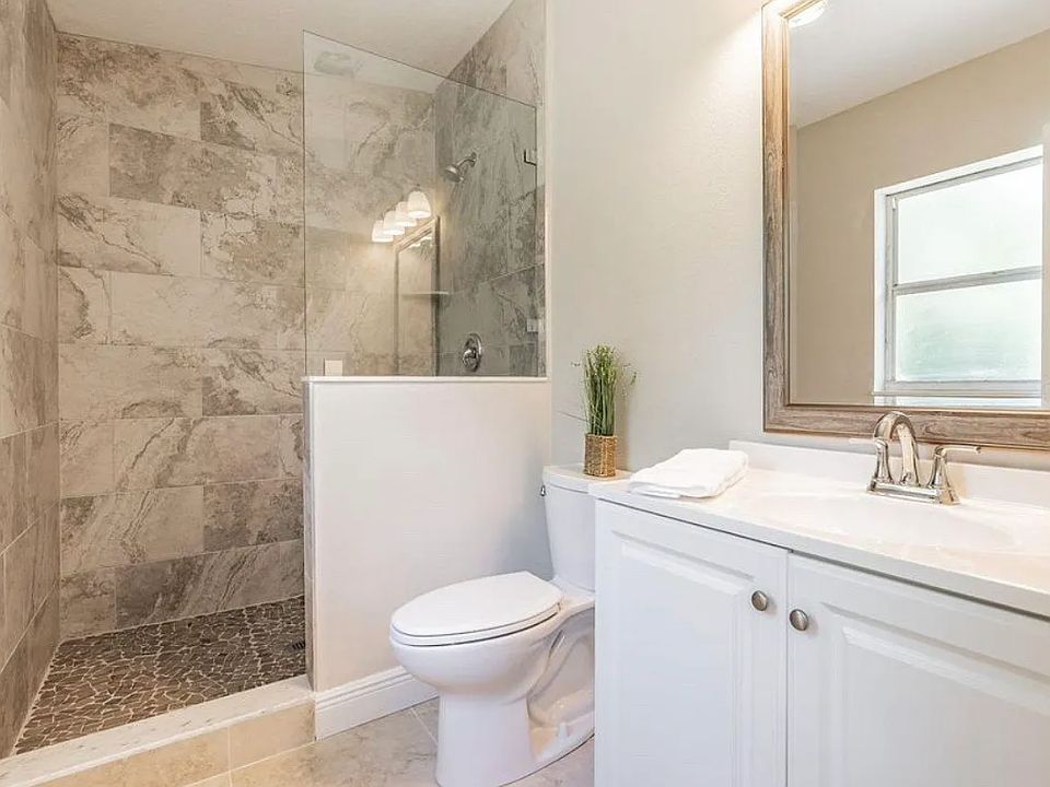 2nd image of 2020 Kakaako Ave #1