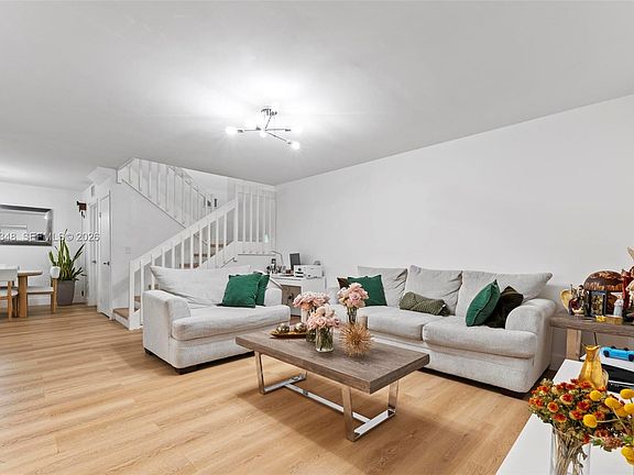 3rd image of 806 SW 119th Way
