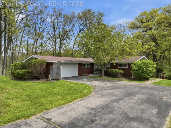 8645 Fieldcrest Dr, Brighton, MI 48116
