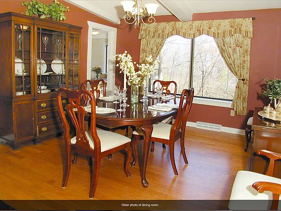 4th image of 31 Rocklyn Dr