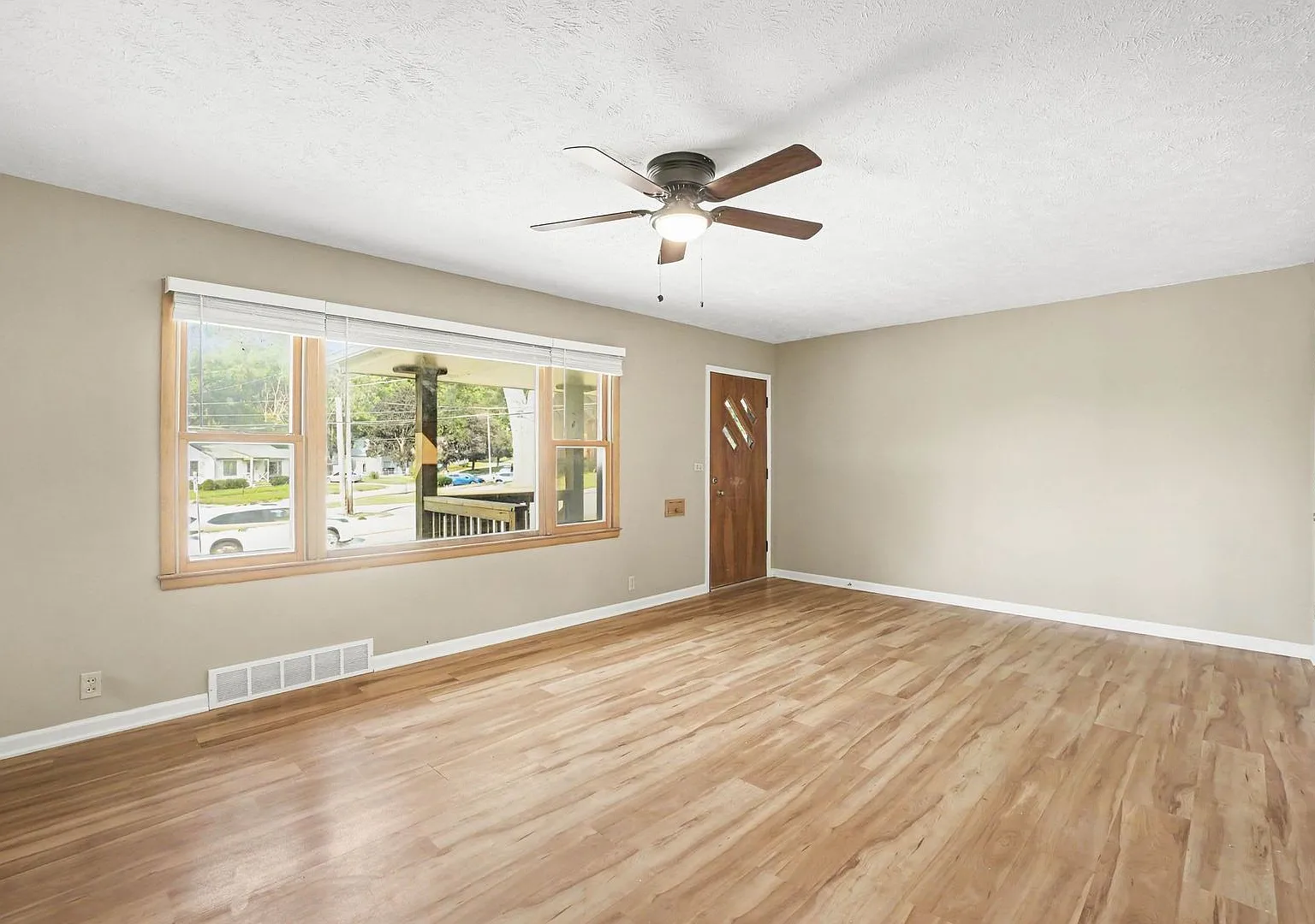 Modern Comfort meets Convenience - 3BR/2BA Duplex — Photo 3