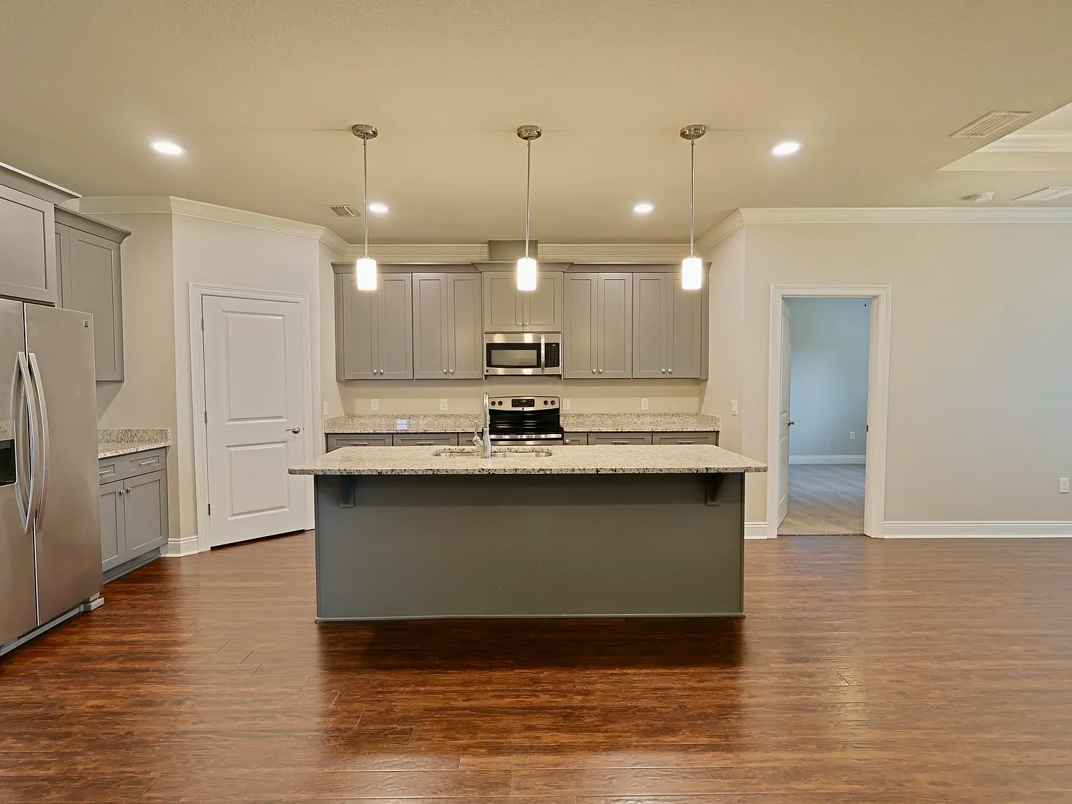 4 bed, 2.0 bath, 2055 sqft, $2,800 — Photo 3