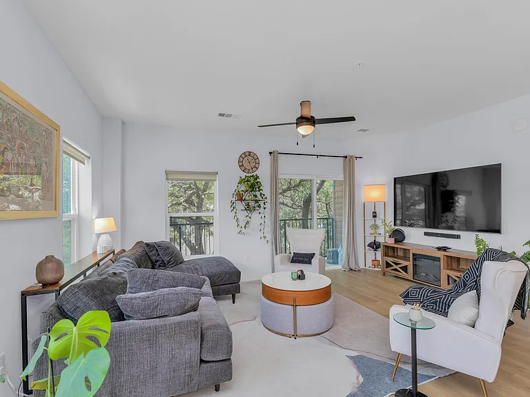 2500 Longview St #323 — Photo 3