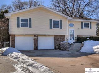 8721 Sarpy Cir, Omaha, NE 68127