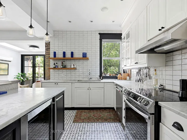 33 Albany Ave — Photo 12