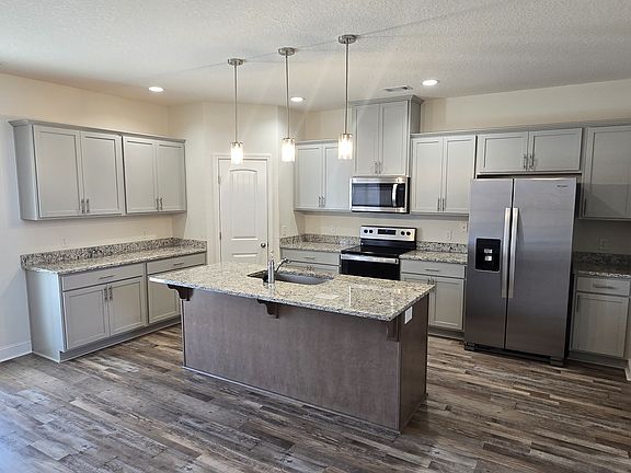 4th image of 390 Abode Ave