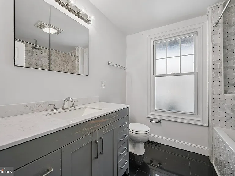 447 Dupont St — Photo 17