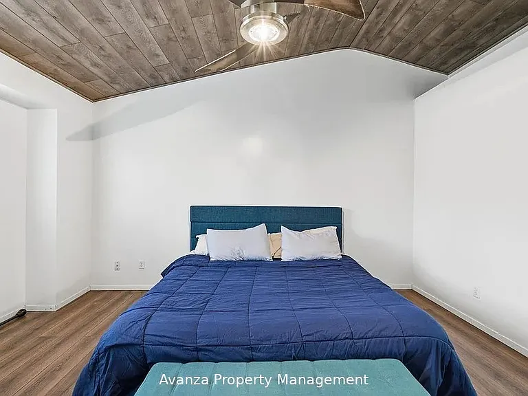 8735 N Cedar Ave — Photo 10