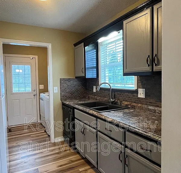 404 Sideline Dr — Photo 3