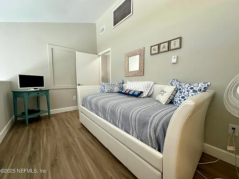 9942 Sawgrass Dr E — Photo 37