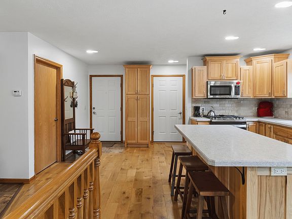 4th image of 427 Falcon Dr