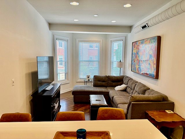 1st image of 653 W Armitage Ave #2